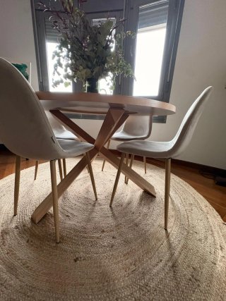 Comedor redondo madera y sillas beige