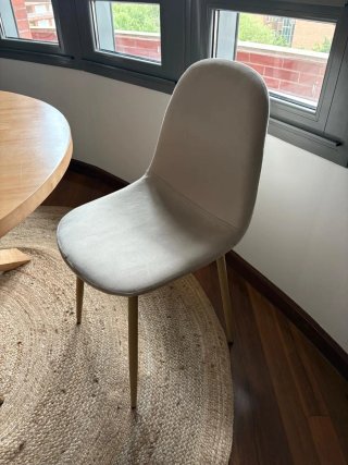 Comedor redondo madera y sillas beige