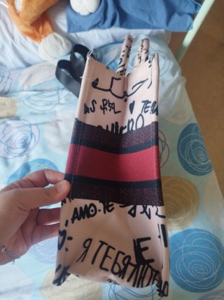 Borsa tote con tracolla e scritte