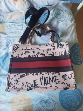 Borsa tote con tracolla e scritte