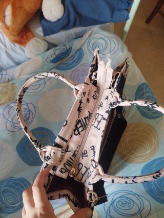 Borsa tote con tracolla e scritte