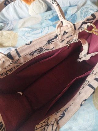 Borsa tote con tracolla e scritte