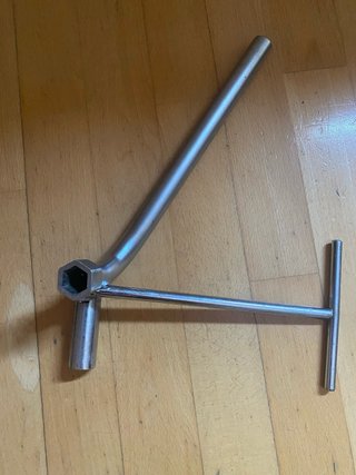 Llave de bujías y tornillos