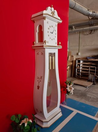 Reloj de pie artesanal blanco y dorado