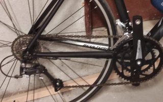 Bicicleta de carretera negra