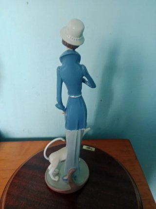 Figura de mujer con sombrero azul