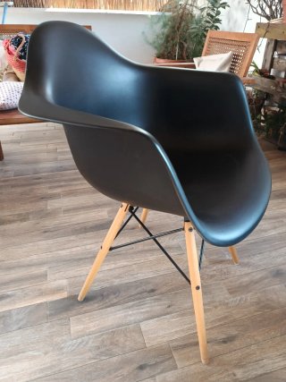 Silla de diseño negra y madera