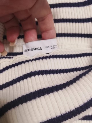 Camiseta de rayas blanca y negra