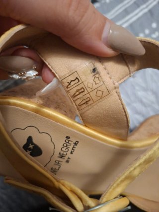 Sandalias de tacón Oveja Negra doradas talla 37