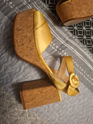 Sandalias de tacón Oveja Negra doradas talla 37