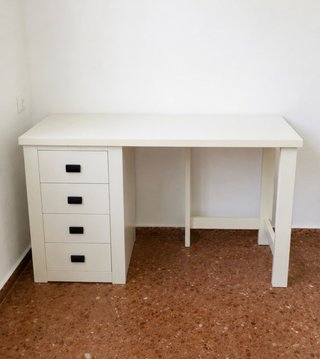Escritorio blanco y silla de escritorio