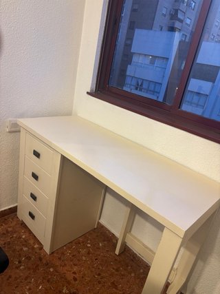Escritorio blanco y silla de escritorio