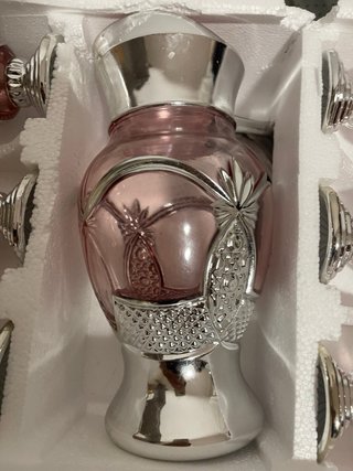 Jarra y vasos de cristal rosa y metal