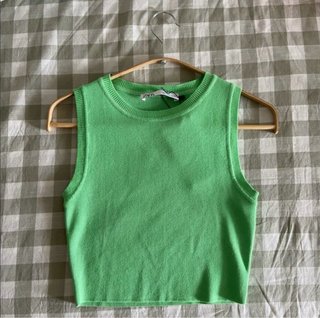 Top Zara sin mangas verde