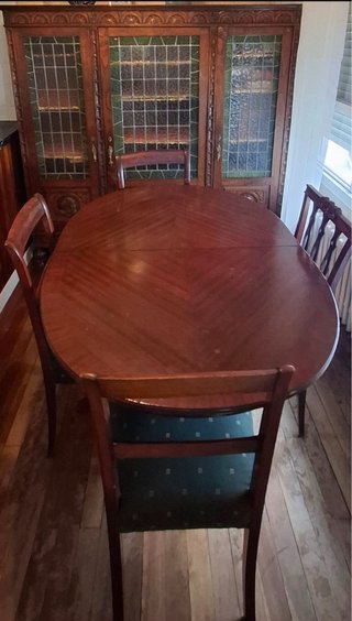 Mesa de comedor ovalada y sillas
