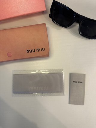 Occhiali da sole Miu Miu neri e dorati