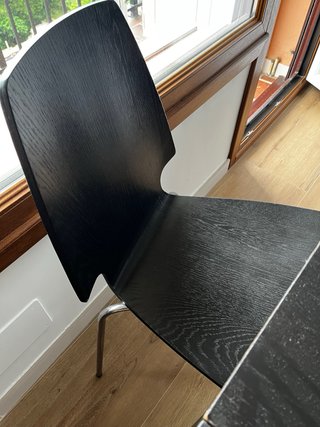 Mesa negra con 4 sillas