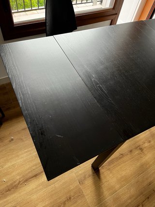 Mesa negra con 4 sillas