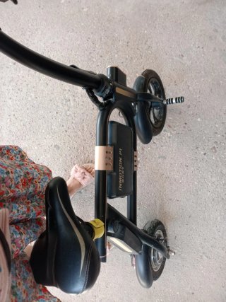 Patinete eléctrico Inmotion P1 sentado