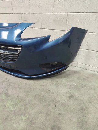 Parachoques delantero Opel Corsa E de 2016.