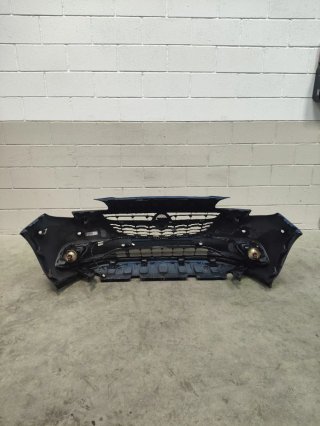 Parachoques delantero Opel Corsa E de 2016.