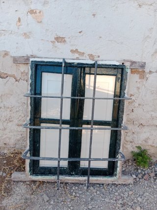 Ventana antigua con reja de hierro