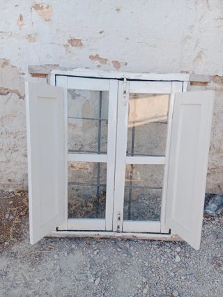 Ventana antigua con reja de hierro