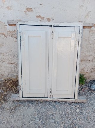 Ventana antigua con reja de hierro