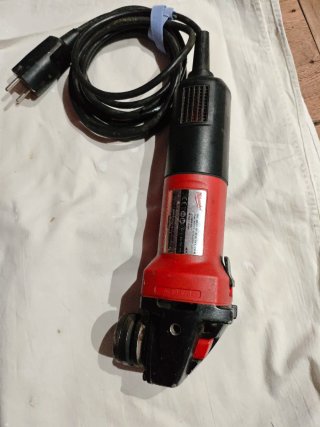 Amoladora Radial Milwaukee Pequeña.