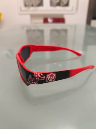 Occhiali da sole bimbo Avengers Rossi e Neri