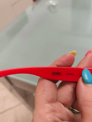 Occhiali da sole bimbo Avengers Rossi e Neri