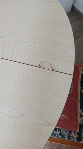 Sofá y mesa de salón con sillas
