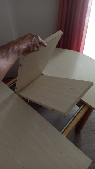 Sofá y mesa de salón con sillas