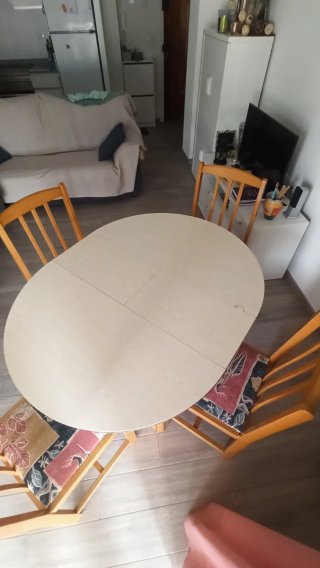 Sofá y mesa de salón con sillas
