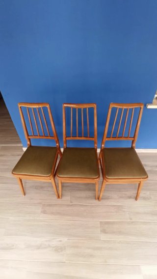 Sofá y mesa de salón con sillas