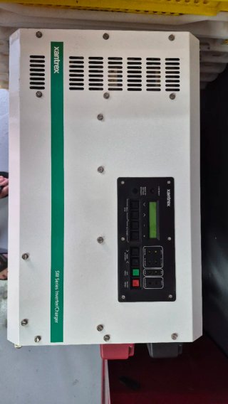Vendo 2 inversores/cargador mas regulador victron