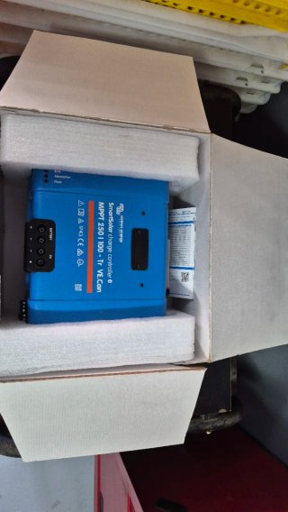 Vendo 2 inversores/cargador mas regulador victron