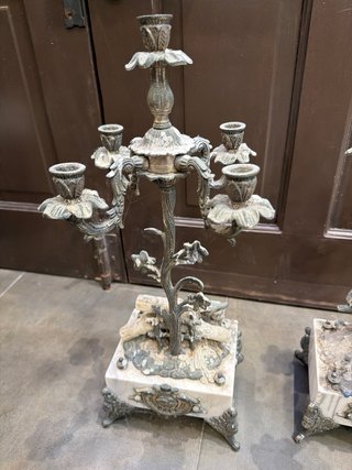 Candelabros antiguos de mármol y metal