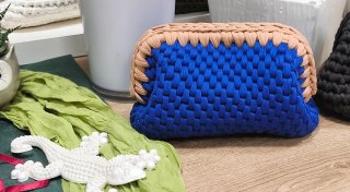Pochette uncinetto blu e beige