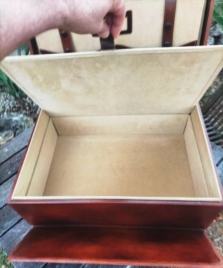 ANTIGUO MALETIN DE CUERO DE GRAN TAMAÑO.