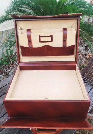 ANTIGUO MALETIN DE CUERO DE GRAN TAMAÑO.
