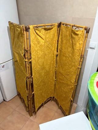 Biombo de bambú y tela amarilla