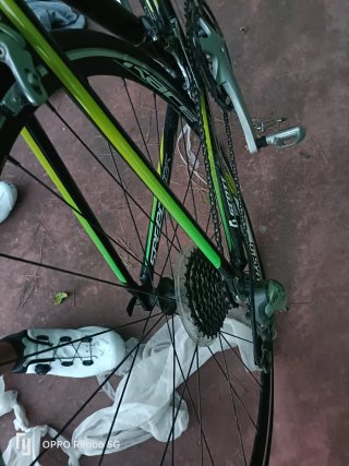 Bicicleta de carretera negra