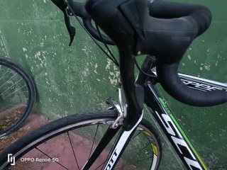 Bicicleta de carretera negra