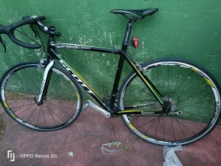 Bicicleta de carretera negra