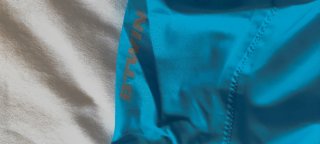 Cortavientos Btwin azul con detalles reflectantes