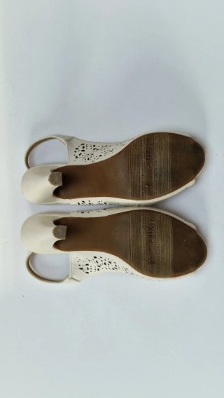 Zapatos de tacón blancos calados