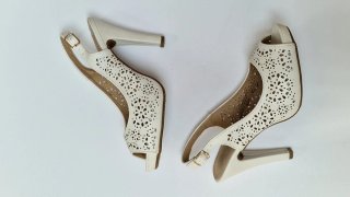 Zapatos de tacón blancos calados