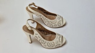 Zapatos de tacón blancos calados