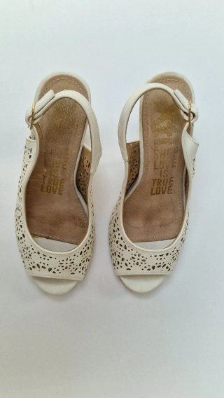 Zapatos de tacón blancos calados